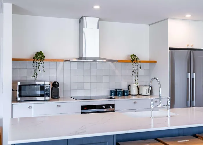 Farrant Drive Hideaway With Mountain Views *