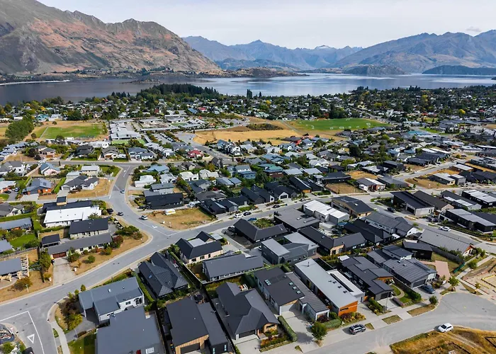 Farrant Drive Hideaway With Mountain Views *